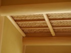 和室の勾配天井。杉の磨き丸太の壁留に磨きの小丸太垂木・赤杉木舞・竹網代張り