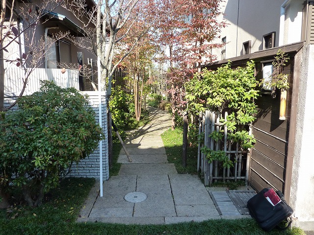 閑静な住宅街の柱建て腕木門 BEFORE画像