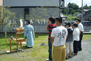 土地の神様を祭り、工事の無事を祈ります